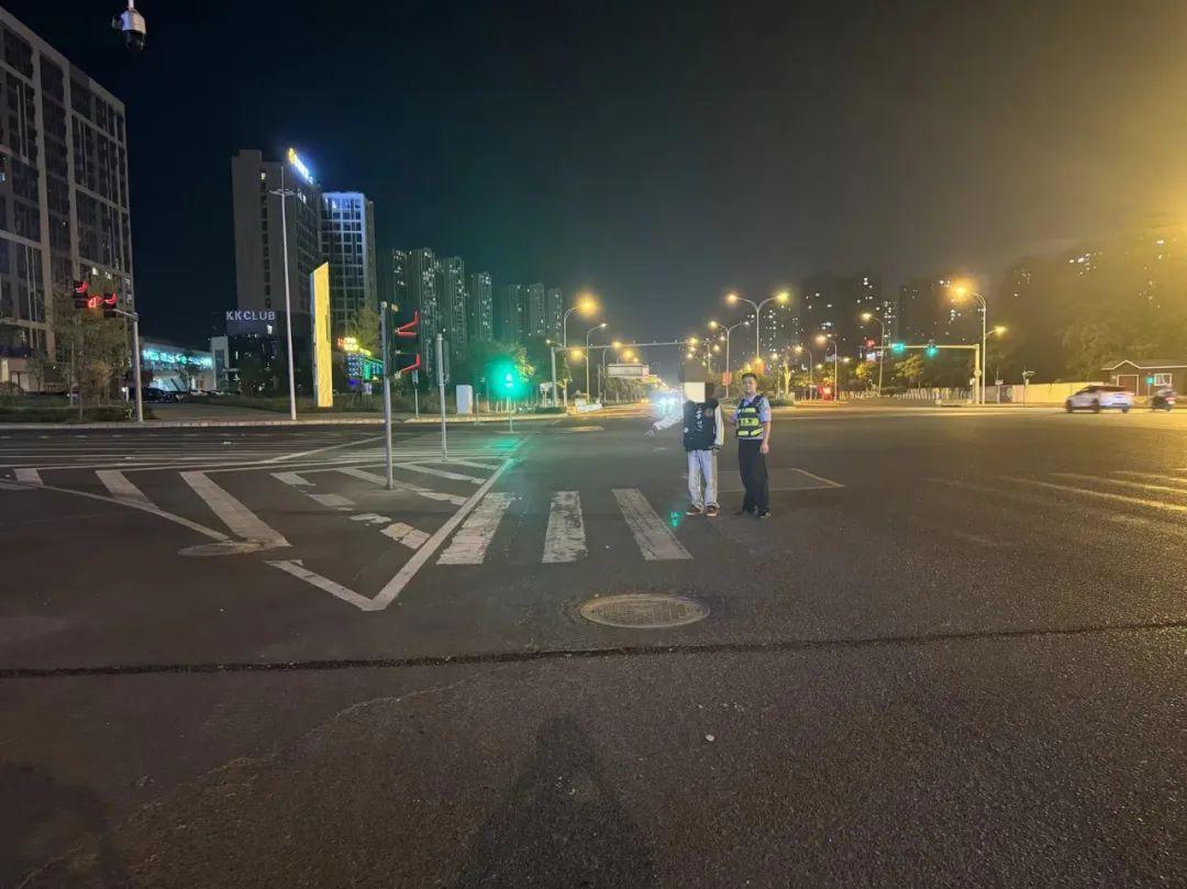 Baccarat Flora Biseau Vase: Karya Seni Unik Kristal Baccarat yang Menarik