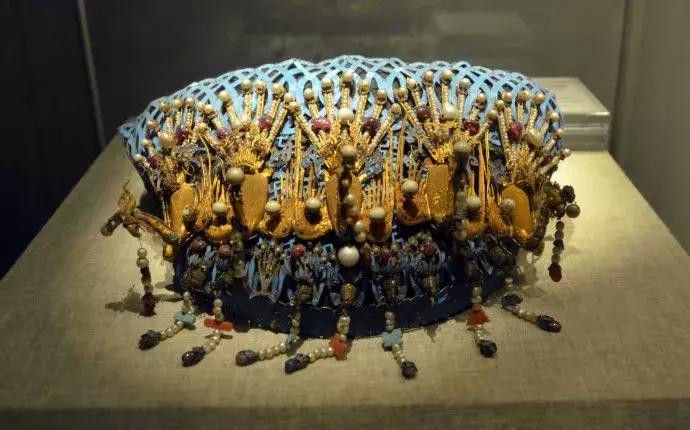 故宫娘娘头上戴的 钿 藏着多少秘密? 故宫娘娘头上戴的 钿 藏着多少秘密?