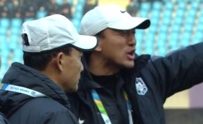 国足助教为何也会被红牌罚下?看台观众都懵了! 国足助教为何也会被红牌罚下?看台观众都懵了!