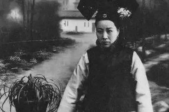 梦见看骨灰盒预示什么？2025年运势解析与化解指南