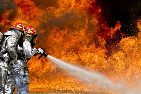 梦见救火火不灭预示什么？心理学拆解3大真相与转运秘法