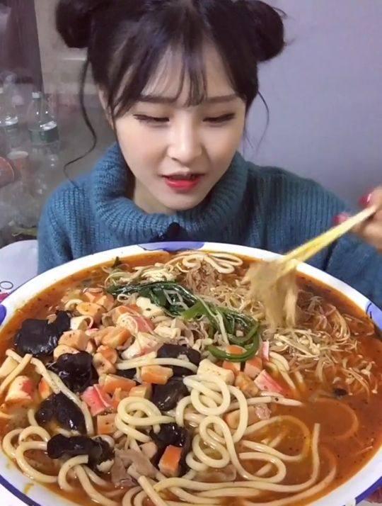 猫咪突然暴饮暴食是肾脏报警吗？