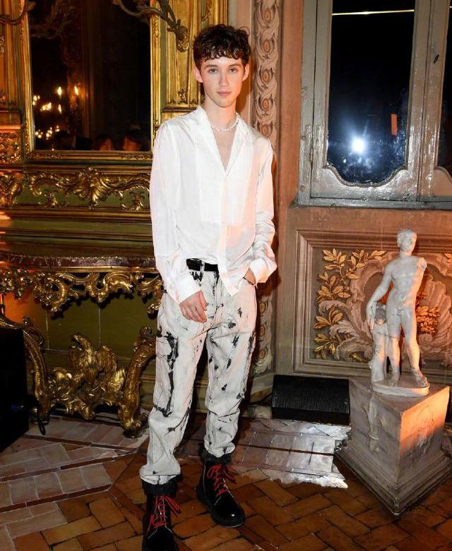 李宇春和戳爷同框为啥能炸翻热搜？