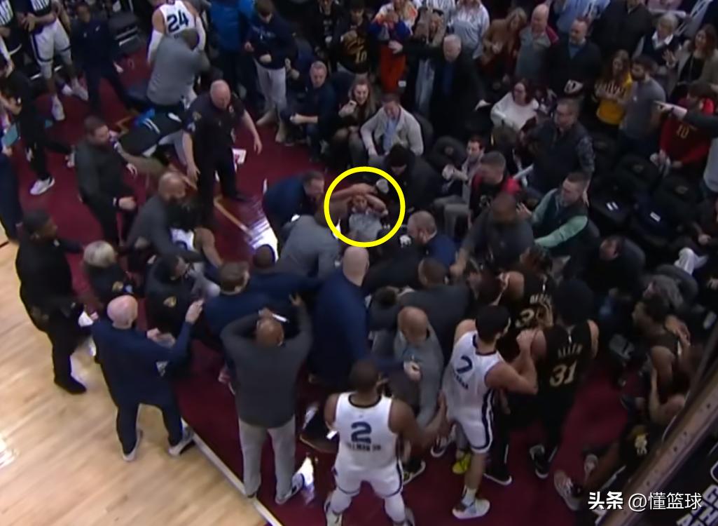 狄龙为啥一个动作就被裁判赶出场? 狄龙为啥一个动作就被裁判赶出场?