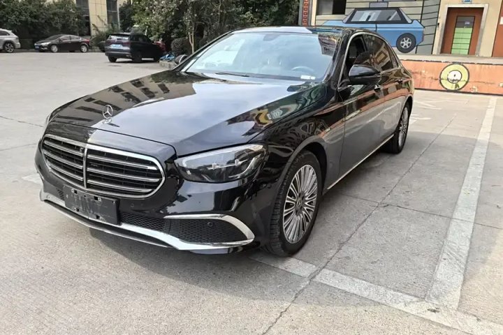 解读立标奔驰E级300L豪华型，售价49.47万，优雅与豪华共存