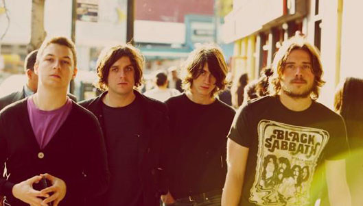 ArcticMonkeys是如何成为互联网时代摇滚乐队成功典范的？