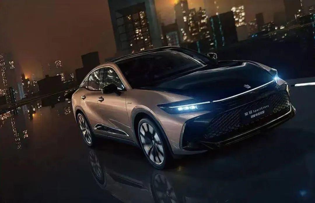 丰田皇冠2.5：经典车型的现代诠释，动力与舒适的完美平衡，为何它仍是中高端市场的热门选择？