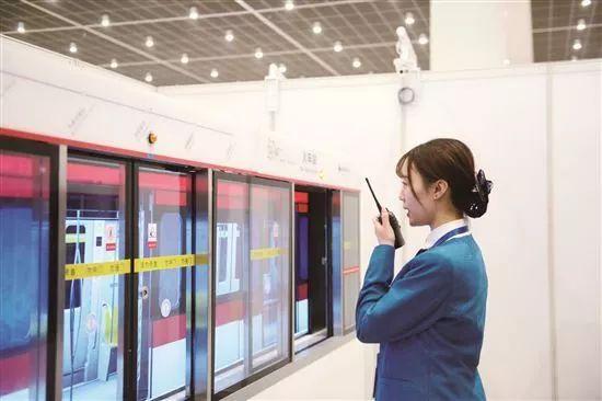 梦见在做服务员的工作预示什么?2025年运势密码与化解之道 梦见在做服务员的工作预示什么?2025年运势密码与化解之道