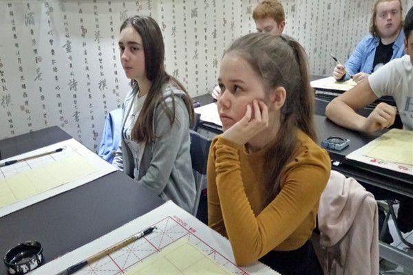 梦见两条娃娃鱼是吉是凶？2025年运势转折与能量破解