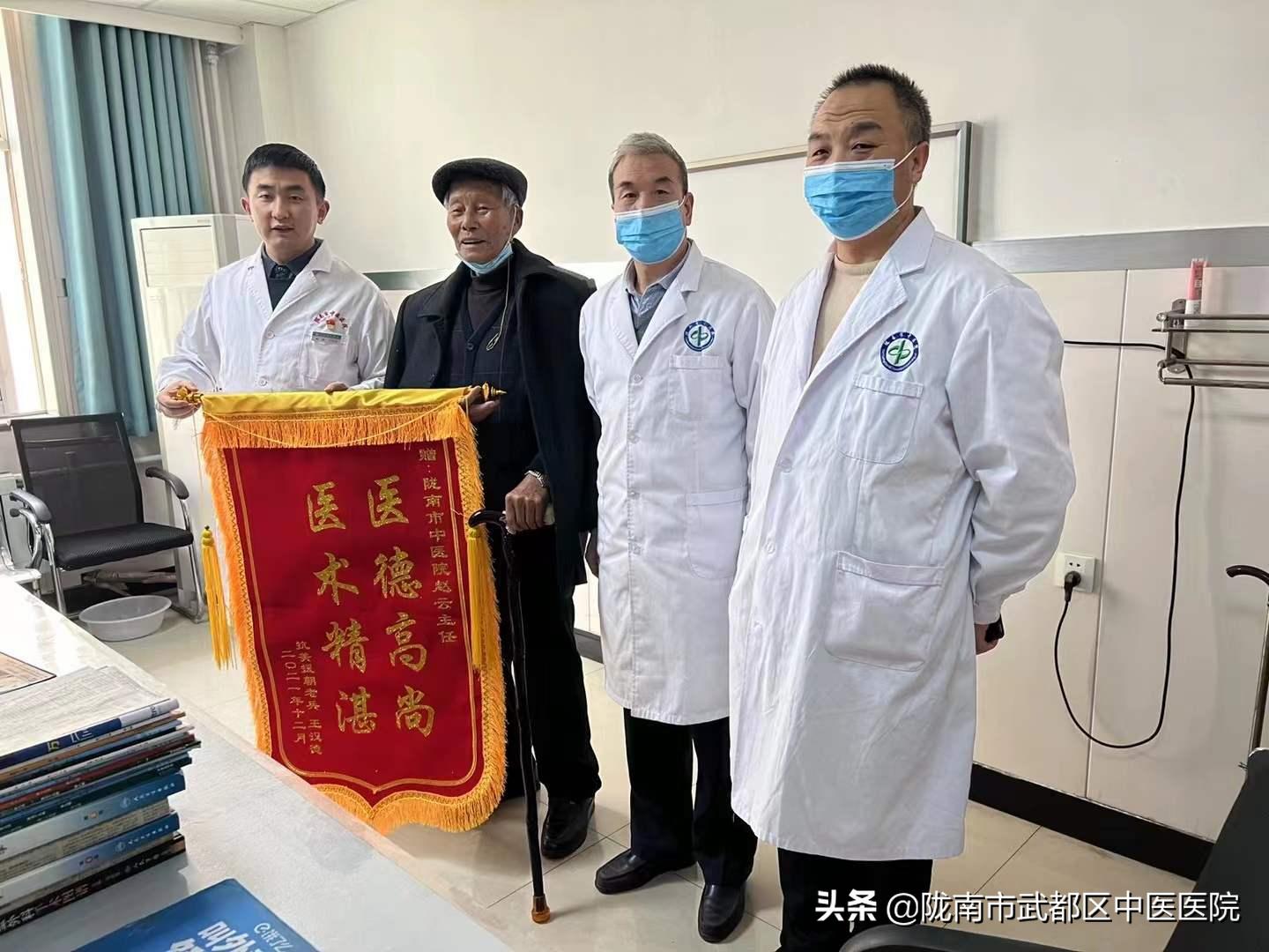 如何在枪林弹雨中完成外科手术？