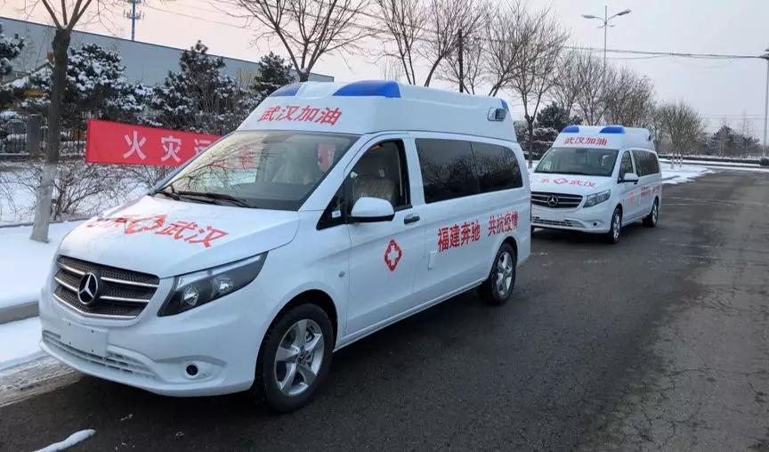 奔驰为何敢多次硬闯救护车通道?交警怒吼背后藏着什么真相? 奔驰为何敢多次硬闯救护车通道?交警怒吼背后藏着什么真相?