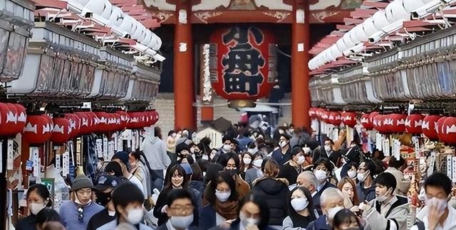 中日抢人大战！日本不欢迎外来移民，为何却每年大量接纳中国人？