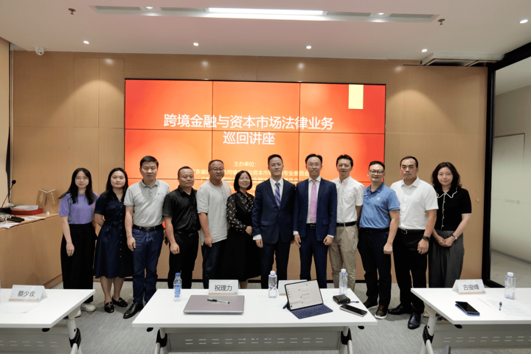 深入探讨公职律师与律师执业证：定义、区别及多方面详情