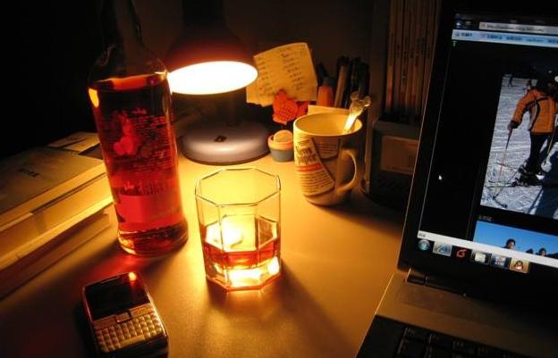 2025年梦见女朋友喝酒的深层征兆解析：星座×职业×情感全维度指南