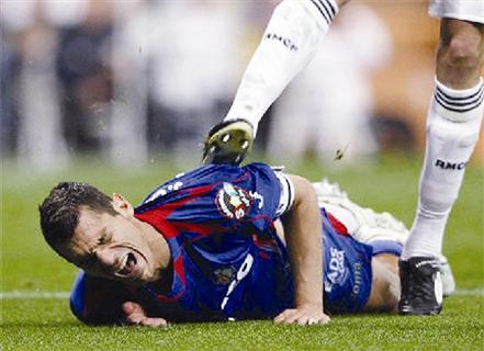 这前锋咬人还当英雄?他到底是哪国的神仙球员? 这前锋咬人还当英雄?他到底是哪国的神仙球员?