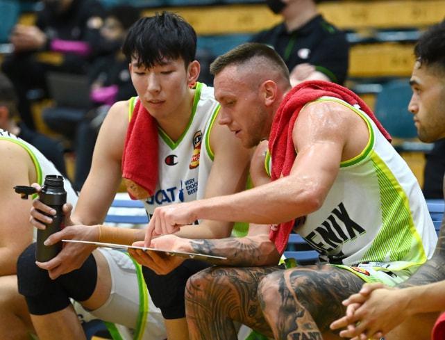 周琦在NBL首秀砍下10分8篮板，菜鸟该学什么？