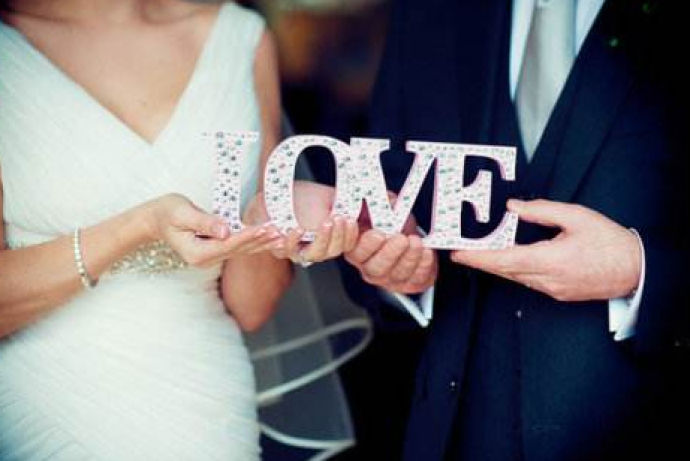 联婚和联姻在含义上有啥不同？_现代家庭办婚礼用联婚还是联姻？