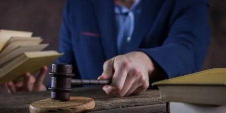 警察转行做律师需要满足哪些条件？关键要点全解析