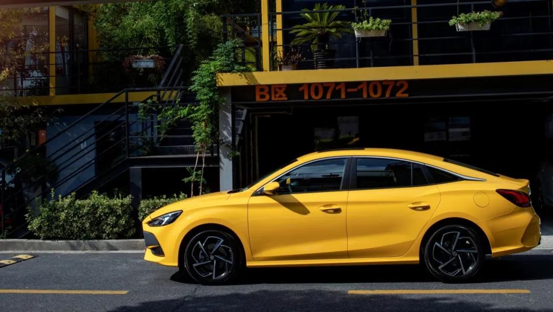 如何预算12万拿下高颜值家轿？MG5三厢省3万购车攻略全解析