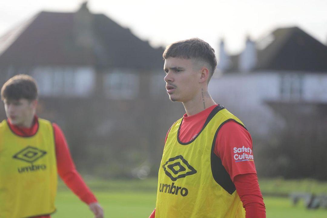 贝克汉姆为啥要坐普通观众席看英伦德比? 贝克汉姆为啥要坐普通观众席看英伦德比?