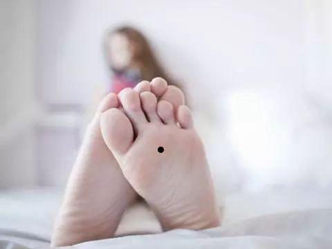 女人脚底有痣代表什么？