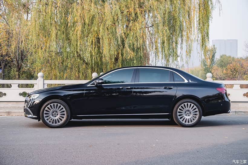 奔驰e300l豪华版图片：豪华版和时尚版究竟差在哪？