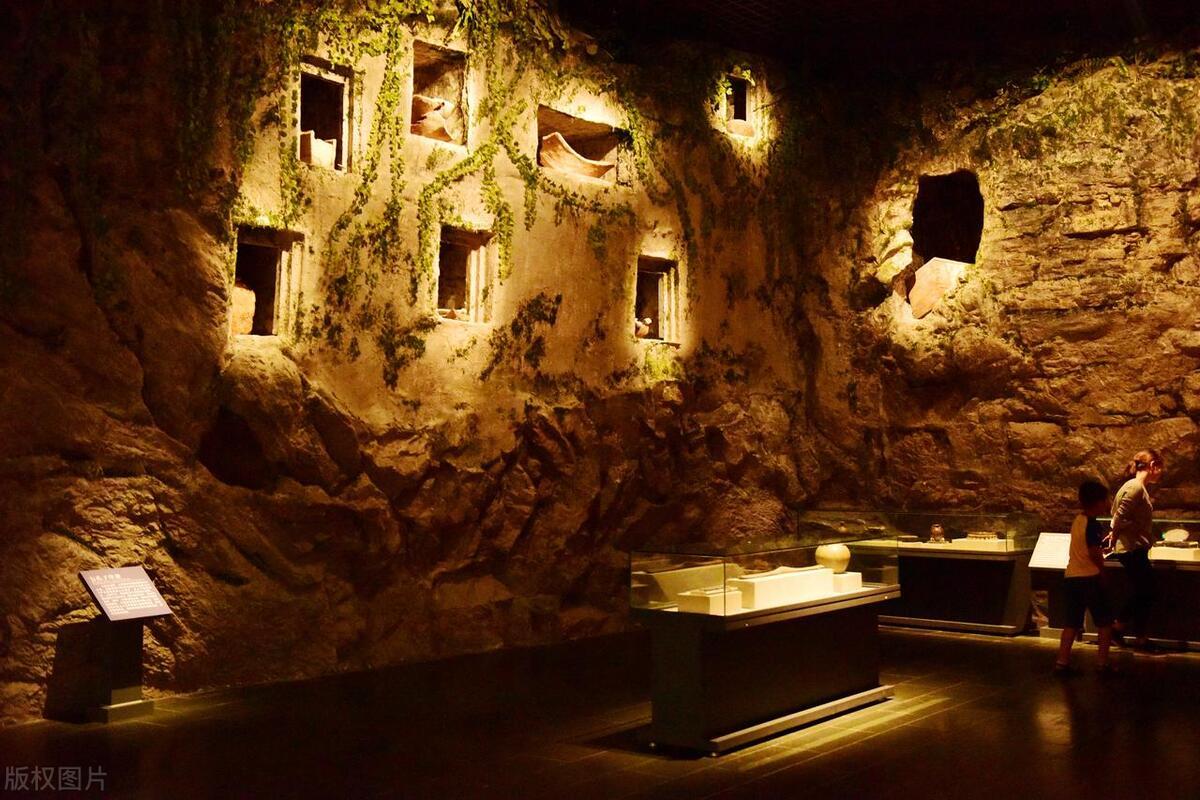 40岁女人梦见警察抓人预示什么？三大隐喻与转运指南