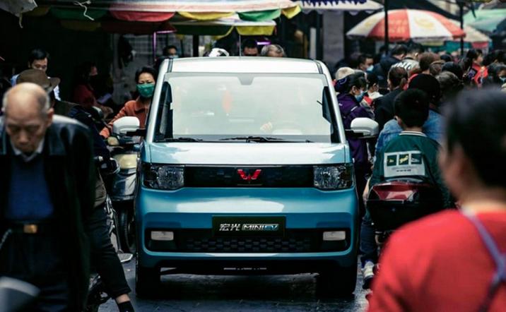 预算有限如何选代步车？长安奔奔轿车续航不足 保养贵难题被奔奔E-Star省3万 充电快1小时破解