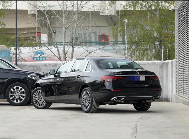 奔驰e300l新车报价2022款图片，北京奔驰e300豪华立标2022款