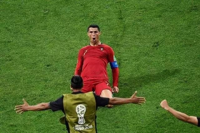 C罗的声音 ｜ 从冲突到辉煌，解析这位足球巨星的真实面貌