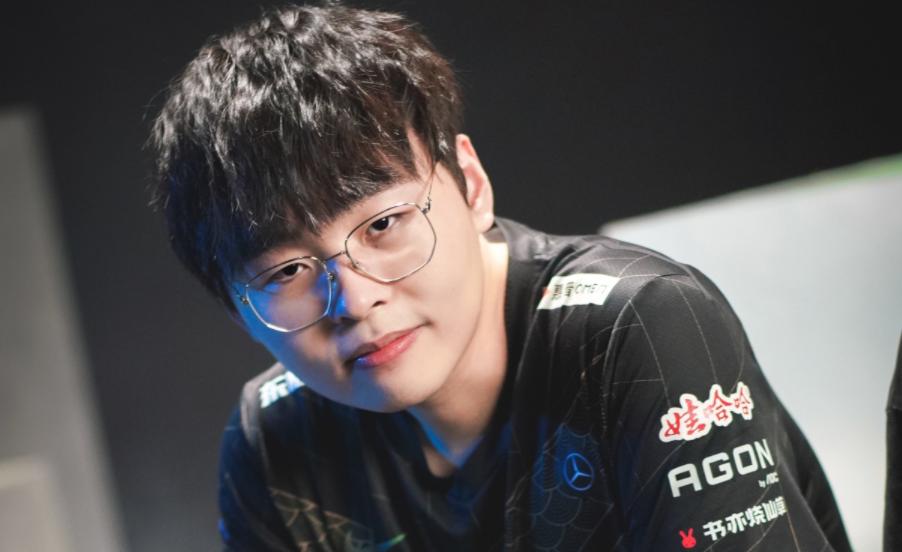 2025年梦见脚心被扎肿胀全解：财富密码与危机预警术