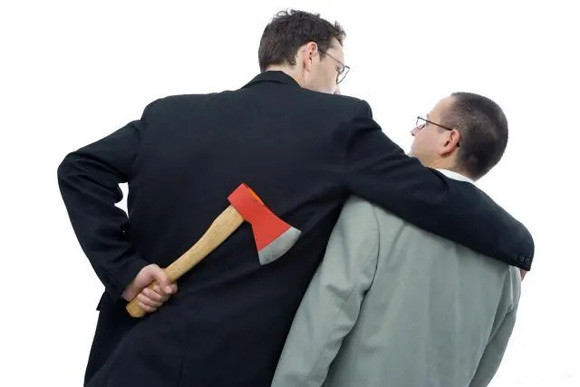 2025年梦见后背被插刀预示什么？双鱼座危机与3步破解法