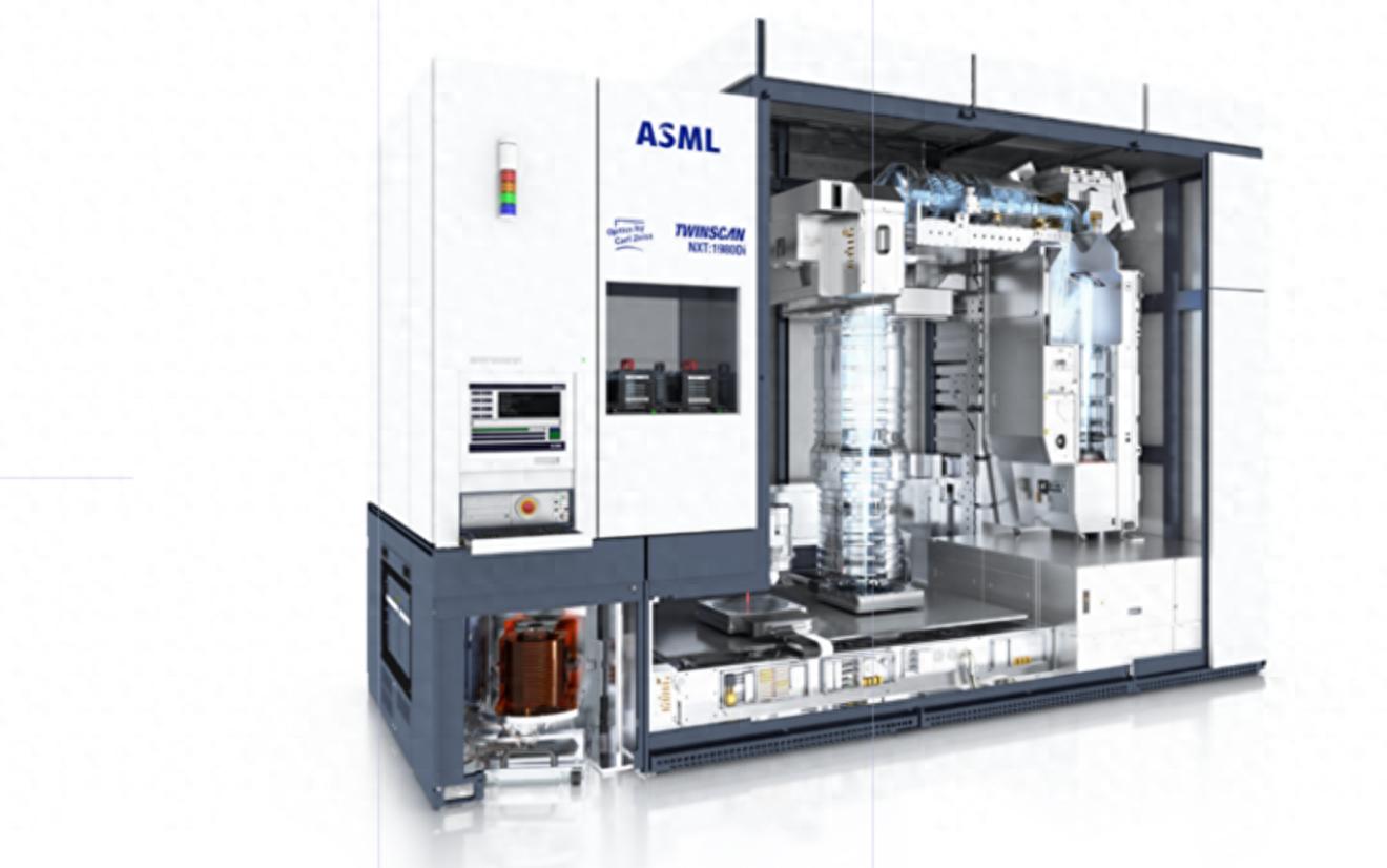 足球场上耍帅踢飞球 真的会罚钱吗？