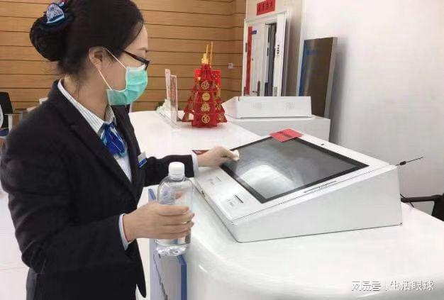 银行卡柜台存钱步骤（带什么材料，流程详解）？新手必看