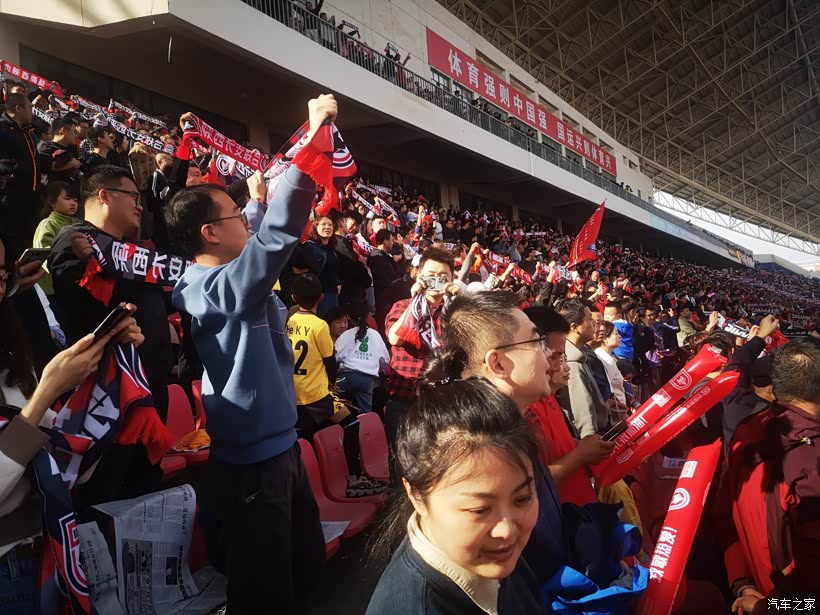 【足球赛现场球迷图片找寻秘籍】定格球迷激情，感受赛场氛围！