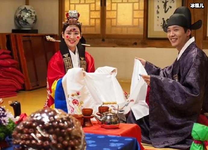 韩国传统婚礼上的年轻人