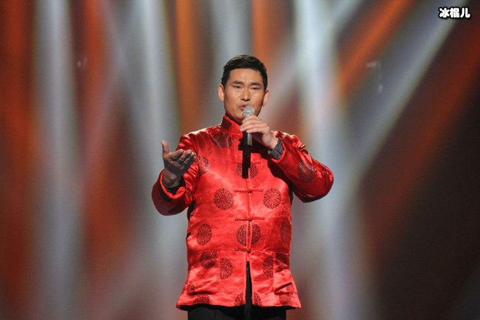 大衣哥朱之文遭到村民踹家门