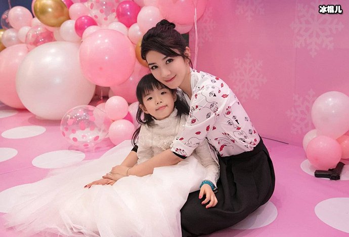 黄奕为女儿举办生日宴