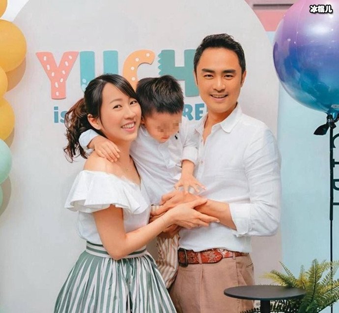 明道与妻子为儿子庆生