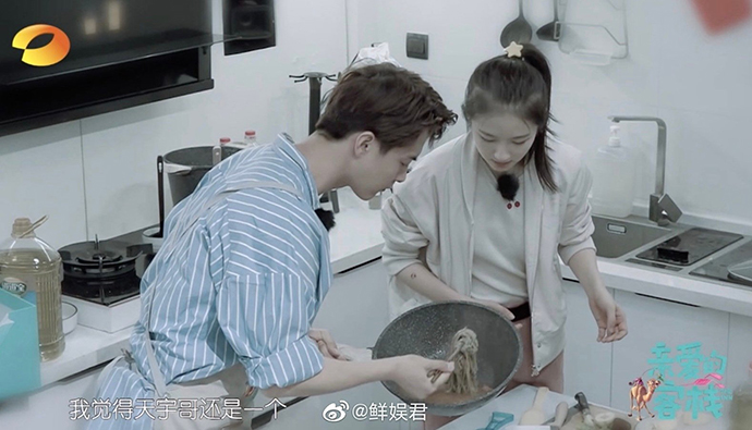 《亲爱的客栈》马天宇帮李兰迪做早餐