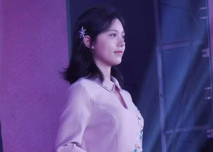 赵今麦粉色礼服主持学校校庆