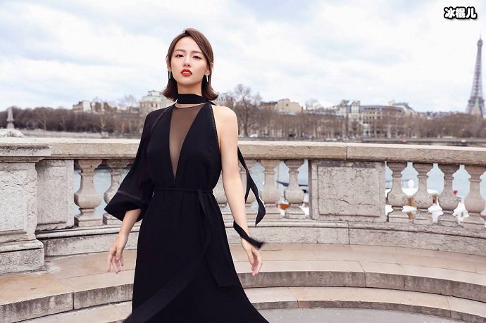 张嘉倪参加巴黎时装周，气质不输名模