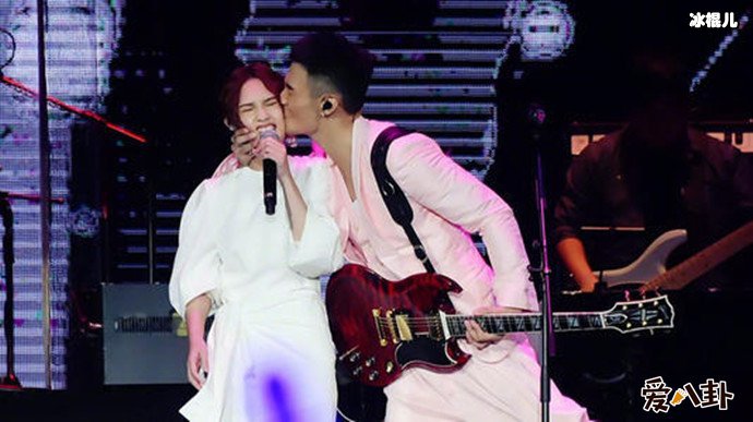 李荣浩杨丞琳亲密照