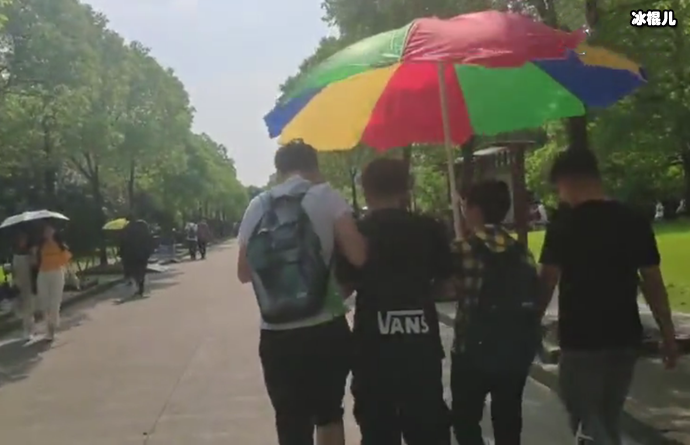 全寝室男生撑巨型遮阳伞