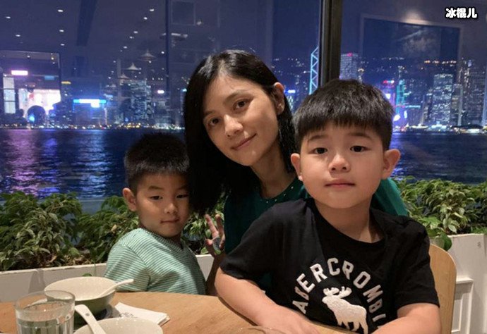 胡可与儿子们的新画作合影