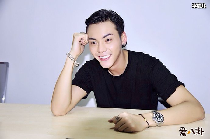 苏芒曝陈伟霆在国外寻物资