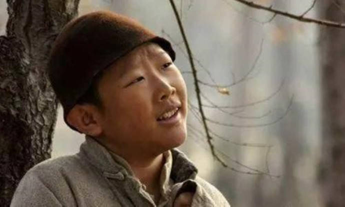 侯祥像永远长不大的孩子