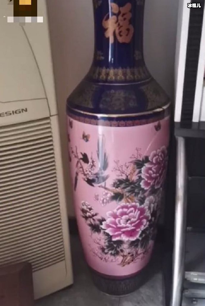 男子藏私房钱的花瓶