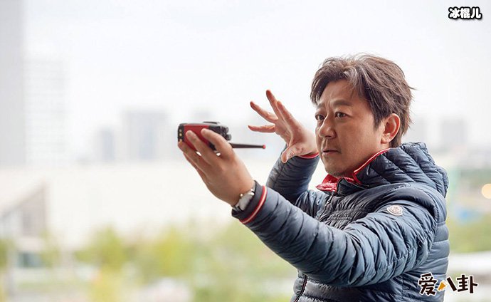 郭涛晒冯小刚旧照被质疑两人有仇