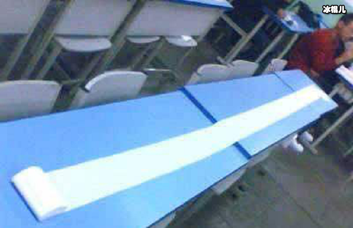 为了占座，连卫生纸都用上了